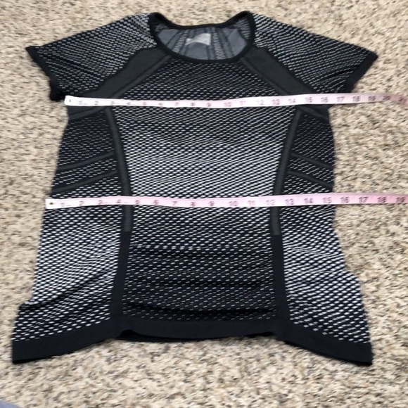 Athleta Fastest Track Short Sleeve Shirt Size Medium Black White Polka Dot - Picture 7 of 9